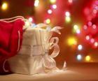Рождественский подарок, завернутый в белую бумагу и оформлен с луком